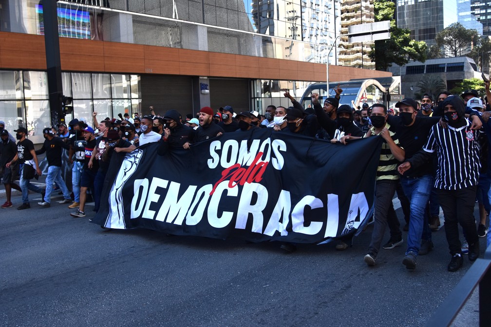 Ato pró-democracia em SP começa pacífico, encontra grupo pró-Bolsonaro e termina em confronto com PM